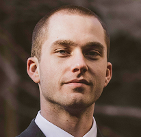 Thomas Whitfield, analyste en trading spécialisé dans les marchés crypto, portrait.